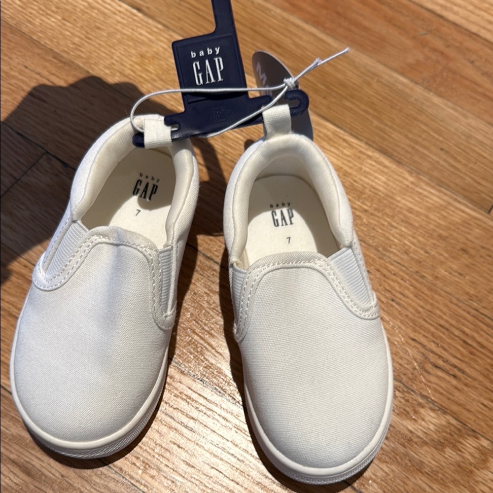 GAP Baby White Slip-On Sneakers size 7 NEW NWT